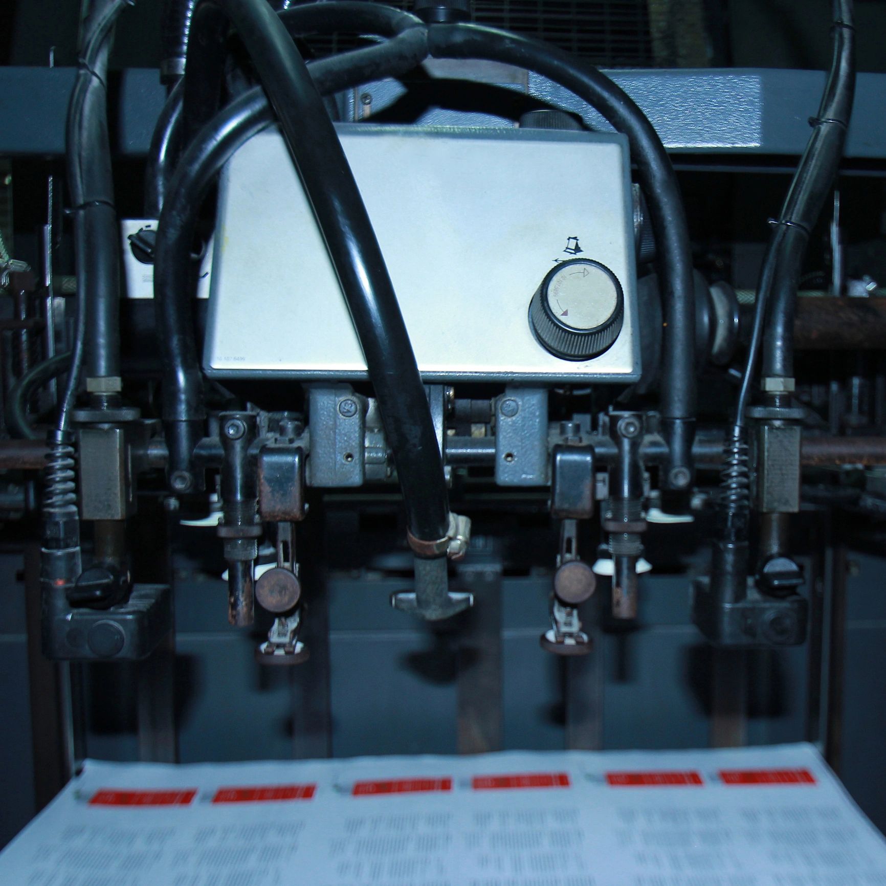 Offset printing machine and paper detail